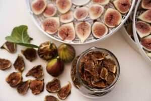 soaked anjeer fresh-figs-lie-table-dried-figs-doctorspot