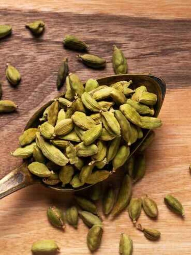 10 Amazing benefits of chewing green cardamom after meals